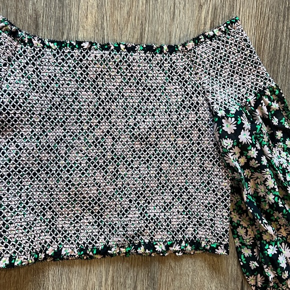 NWT Alice + Olivia Candra Smocked Off-Shoulder Crop Top - Picture 3 of 6